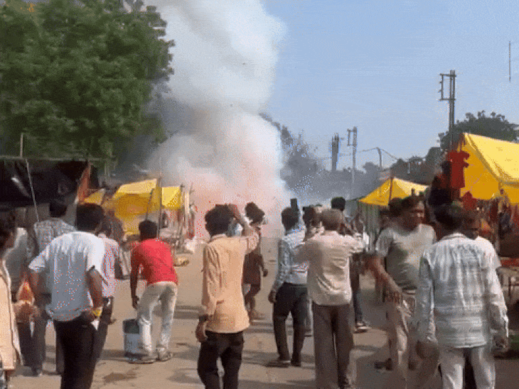 fire-breaks-out-in-firecracker-shops-in-dhar:20-shops,-5-houses-burnt;-spark-ignites-blaze,-three-people-injured