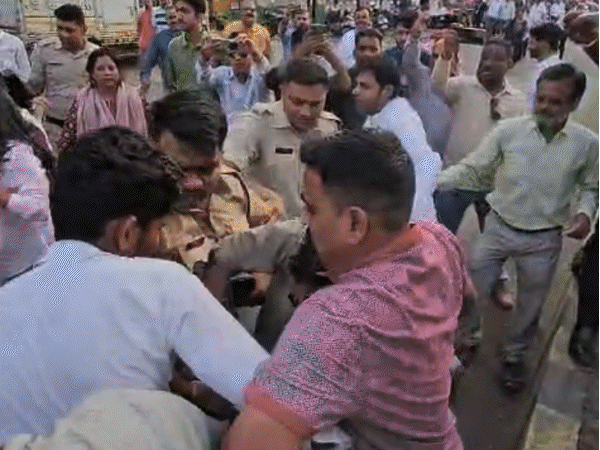 clash-erupts-between-police-and-congress-workers-in-mandsaur:protesters-burn-cm’s-effigy;-demonstrate-against-video-scandal-involving-female-students-at-bhanpura-college