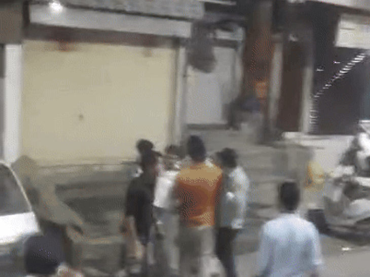 two-bjp-leaders’-supporters-clash-in-indore:stones,-lathis-thrown-amid-hoarding-dispute,-vehicles-vandalised;-mla-malini-gaur’s-son-allegedly-involved