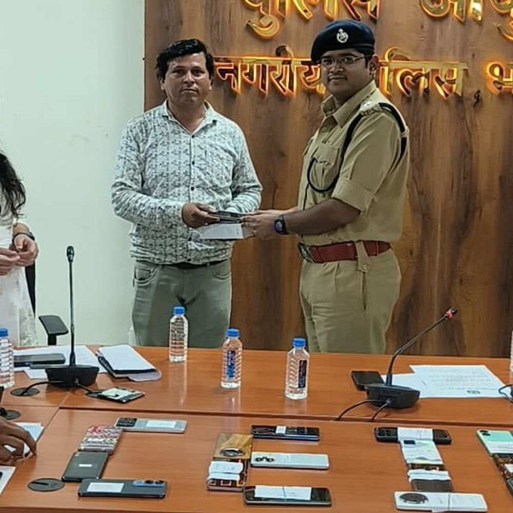 bhopal’s-zone-4-police-recovers-100-lost-cell-phones:units-valued-at-rs-17-lakh-handed-over-to-their-rightful-owners;-feat-achieved-through-ceir-portal