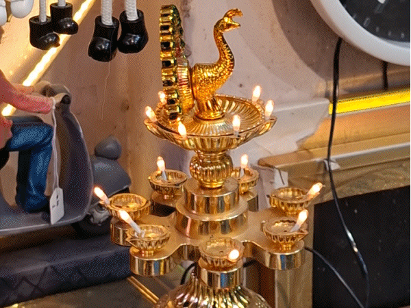 dhanteras-celebrations-in-mp-see-festive-shopping-rush:vijayvargiya-assists-customers-at-his-ancestral-indore-shop;-bhopal-witnesses-high-demand-for-luxury-cars-and-properties