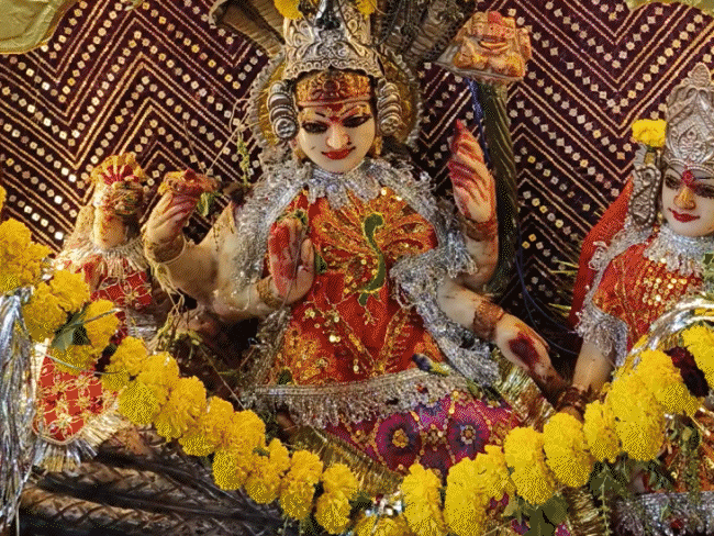 mp’s-mahalakshmi-temple-adorned-with-notes-worth-₹2-crore:decorated-with-diamonds-jewellery;-devotees-uphold-300-year-old-tradition