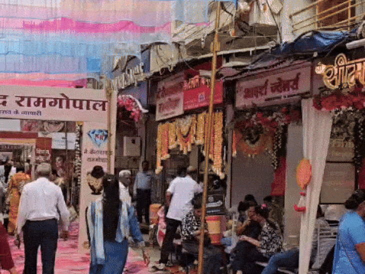 indore-records-rs1,200-crore-business-boom-on-dhanteras:festive-shoppers-defy-rain,-rush-for-gold,-vehicles,-electronics;-automobile-deliveries-to-continue-till-diwali
