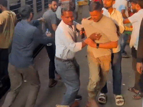 samosa-vendor-assaults-passenger-at-jabalpur-station-over-upi-payment:grabs-his-collar,-snatches-watch-when-transaction-failed;-accused-detained,-license-to-be-revoked