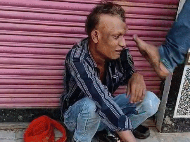 chhatarpur-dhaba-owner-assaults-worker-for-quitting-job:video-shows-victim-being-beaten-with-kicks-stick;-2-accused-held-by-police