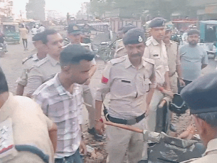 people-protest-outside-gautam-nagar-police-station:councillor-says-cops’-action-on-firecracker-vendors-spoiled-festival-for-poor-residents-in-city