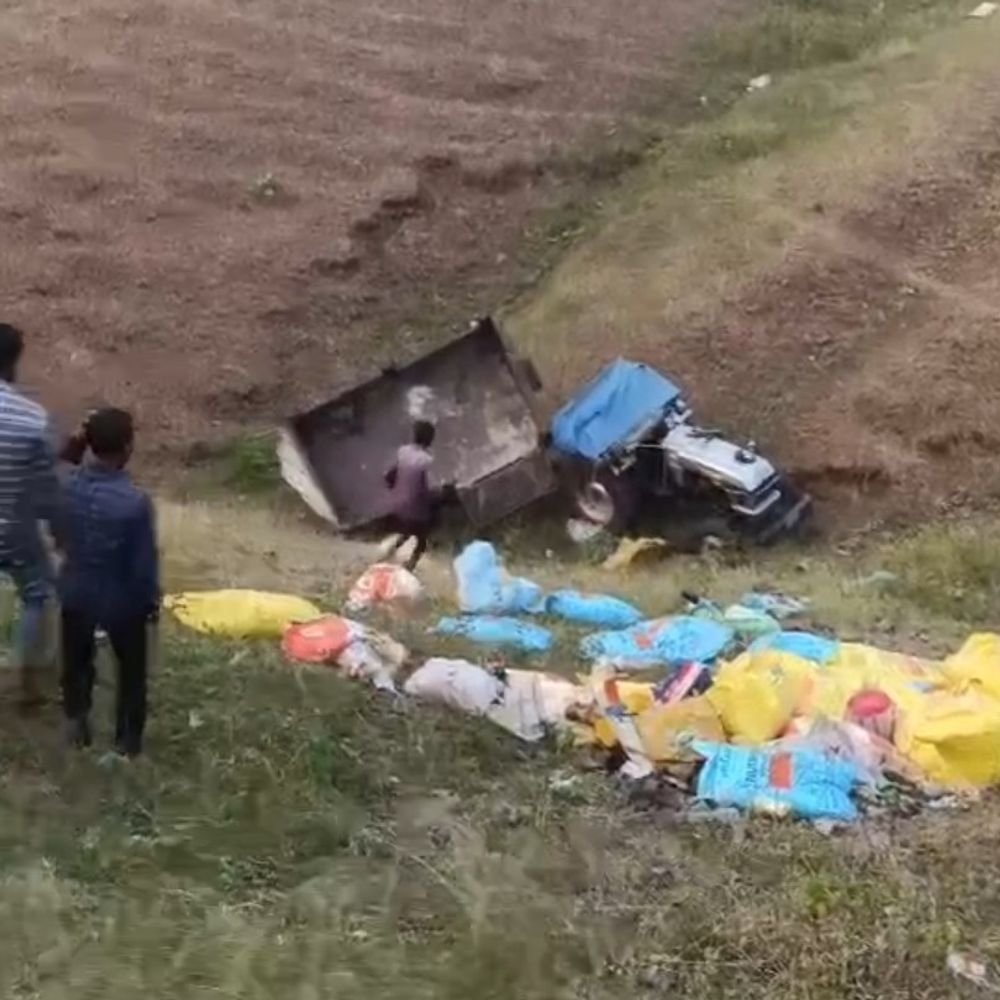 tractor-trolley-overturns-in-jhabua,-3-dead,-20-injured-in-accident:villagers-were-on-return-journey-from-rajgarh-haat-market