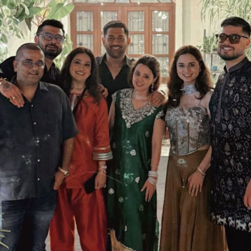 ms-dhoni-celebrates-diwali-with-wife-sakshi-and-family:csk,-mumbai-indians-post-wishes;-lsg-light-up-ekana-stadium-with-lamps