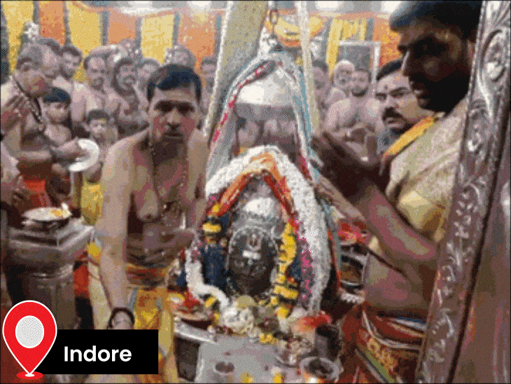 mahakal’s-snan-performed-with-kesar-chandan-ubtan,-dressed-as-goddess-lakshmi:indore-temple-to-change-clothes-thrice;-ratlam’s-muktidham-shines-bright-with-deepak