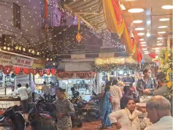 diwali-celebrations-bring-festive-buzz-across-mp:markets-crowded-for-shopping;-authorities-issue-helplines;-know-auspicious-puja-timings