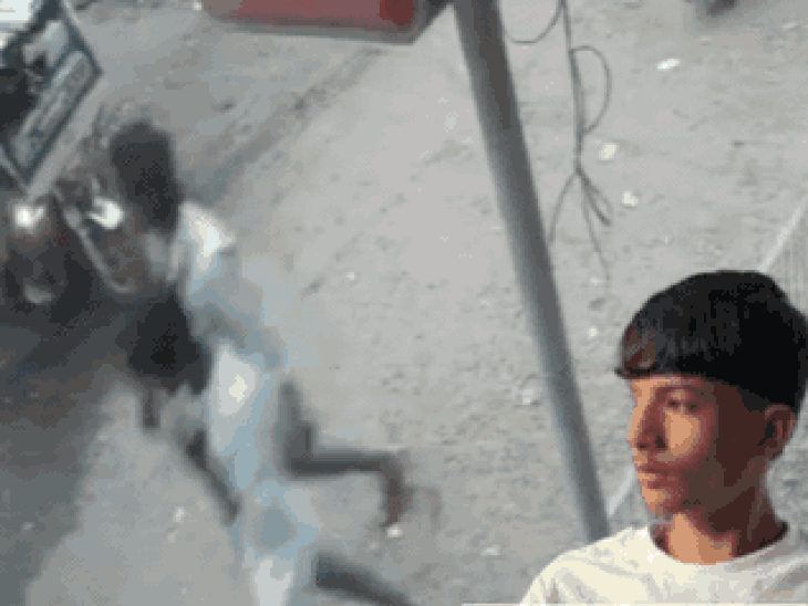 e-rickshaw-topples-in-aishbag,-teen-buried-beneath-it-dies:vehicle-was-ferrying-plaster-of-paris,-other-construction-materials;-cctv-footage-emerges
