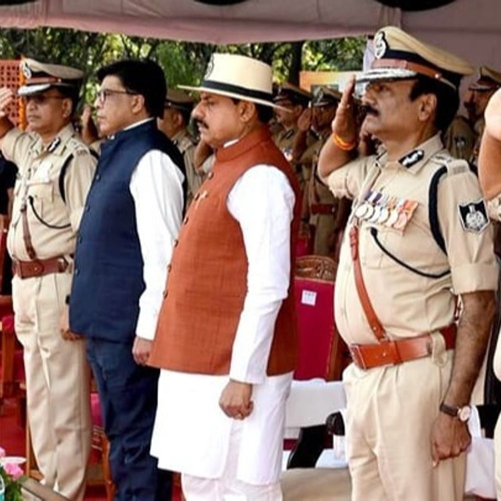 cm-yadav-pays-tribute-to-martyred-cops:says-‘those-who-lost-lives-will-forever-inspire-through-courage’;-event-held-on-police-commemoration-day-2025