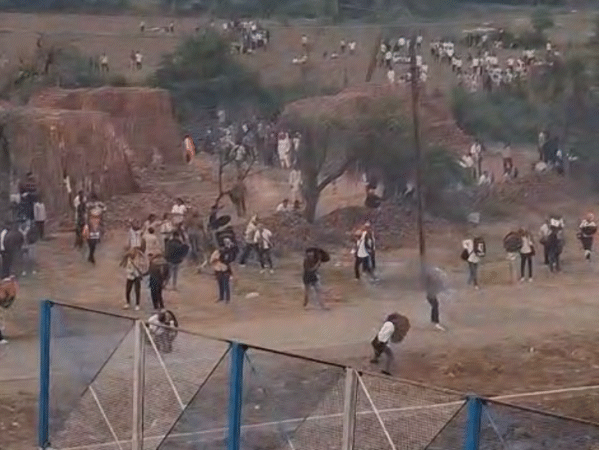 5-injured-in-indore’s-age-old-hingot-battle:turra-and-kalangi-teams-clash-for-90-minutes;-fight-ends-30-minutes-early