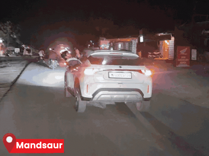 dangerous-diwali-stunt-with-firecrackers-on-cars-in-separate-incident:youths-perform-risky-acts-in-mandsaur-and-morena;-films-on-gates-and-car-roofs,-clip-go-viral;-probe-on
