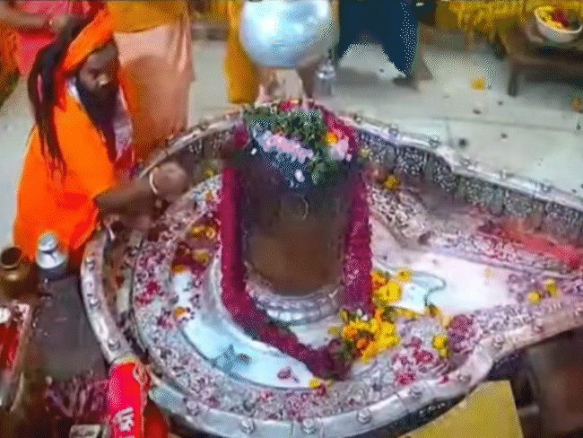 priest-and-saint-clash-with-each-other-at-mahakal-temple:hurl-abuse-and-fight-inside-sanctum;-both-threaten-each-other-to-face-consequences