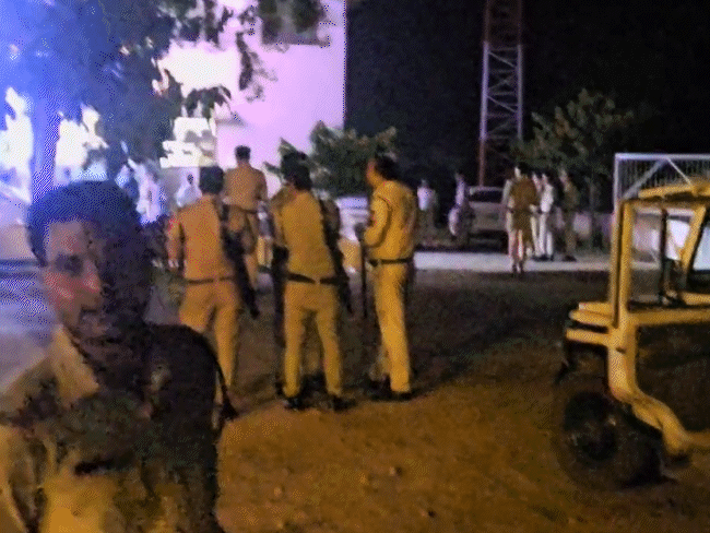 police-team-attacked-in-panna-while-arresting-murder-suspect:2-cops-injured,-8-flee-leaving-weapons-as-villagers-turn-violent