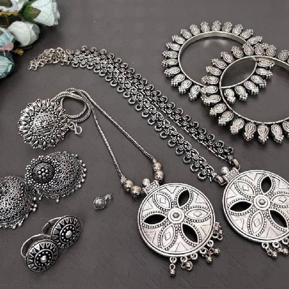 silver-falls-₹26,650-in-10-days:selling-at-₹1,51,450-per-kg;-gold-price-drops-₹553-today-to-₹1,23,354