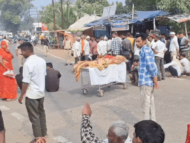 oxygen-supplied-through-burst-pipe,-youth-dies:family-in-sidhi-alleges-nurses-gave-wrong-injection;-body-kept-on-road-in-protest