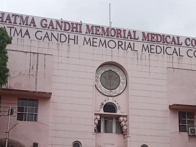 indore-student-accuses-torture-by-senior-doctors-at-mgm-college:claims-lost-22-kg-weight-due-to-mental-stress;-anti-ragging-probe-underway