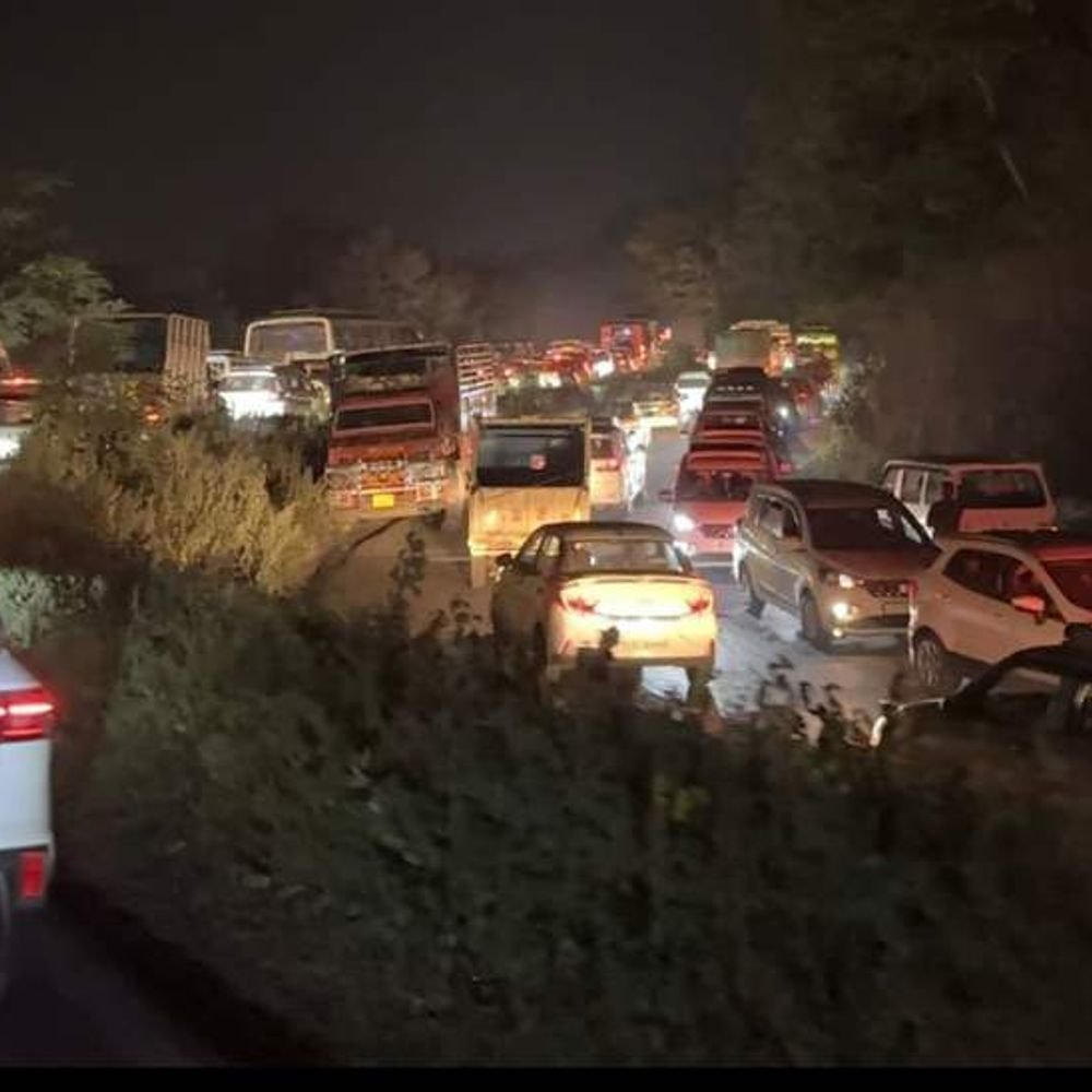 massive-10-km-long-traffic-jam-at-indore’s-bherughat:thousands-of-vehicles-stranded;-police-personnel-from-4-stations-work-to-clear-gridlock