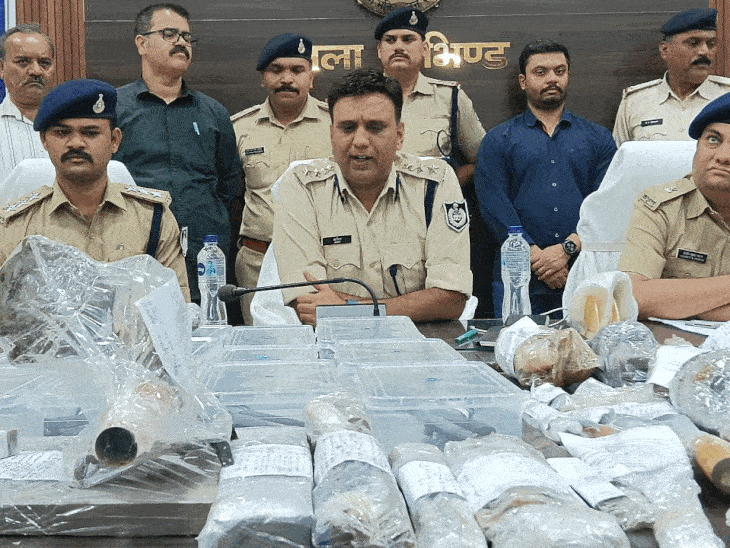 police-bust-illegal-arms-factory-in-bhind:5-arrested,-12-country-made-pistols-seized;-employees-hired-for-₹50,000