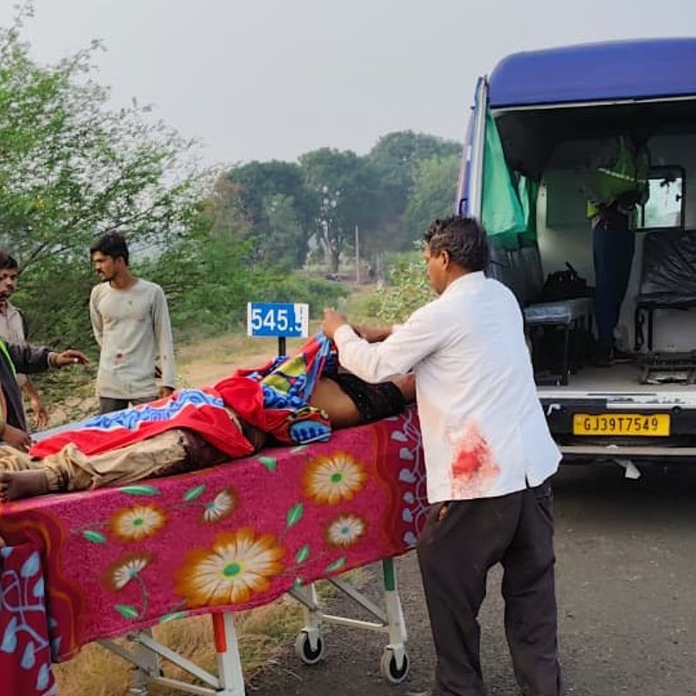 ambulance-falls-from-bridge-on-delhi-mumbai-expressway,-2-die:driver-trapped-overnight-in-mandsaur,-rescued-by-villagers;-bodies-sent-for-post-mortem