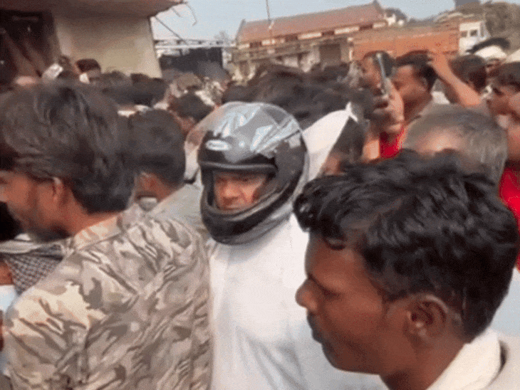 congress-mla-stands-in-fertilizer-queue-wearing-helmet:kailash-kushwaha-calls-shivpuri-dm-and-says,-‘patwaris-are-distributing-coupons-based-on-faces’;-demands-immediate-action