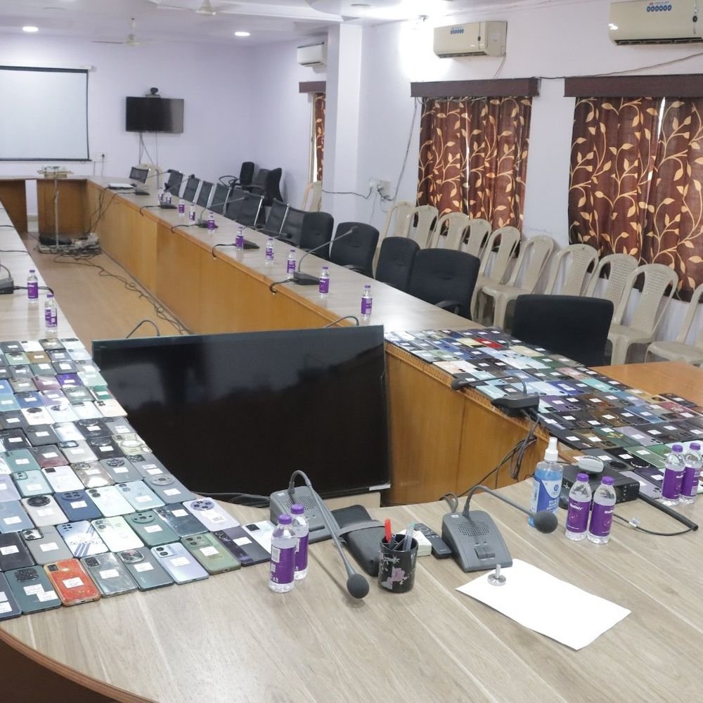 chhindwara-police-recovers-201-cell-phones:all-units-valued-at-₹42l-returned-to-owners;-900-mobile-phones-returned-by-city-police-in-2025