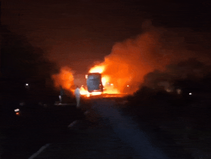 passenger-bus-going-to-indore-catches-fire:flames-erupt-in-ashoknagar-after-short-circuit;-locals-rescue-passengers