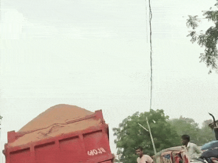 sand-mafia-steals-seized-tractors-from-chhatarpur-police-station:viral-video-sparks-administrative-probe;-collector-issues-notice,-sp-reprimands-staff