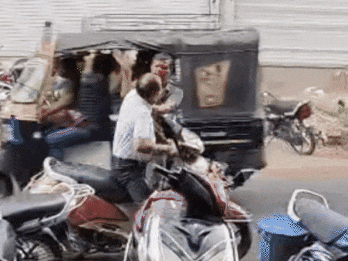bjp-leader-assaulted-publicly-on-vidisha-road:police-detain-accused,-parade-him-on-streets;-union-minister-shivraj-singh-meets-victim