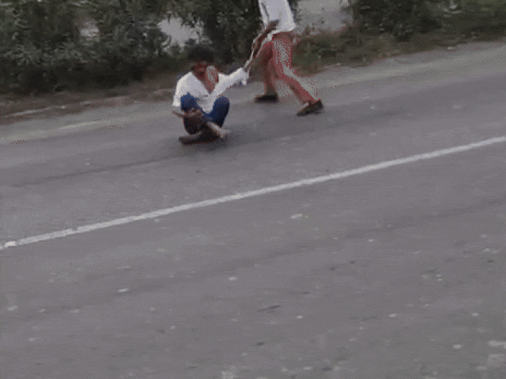 youth-dragged,-thrashed-on-busy-highway-road:during-fierce-clash,-bullet-hit-attacker-himself;-police-later-arrested-the-beaten-youth-and-sent-him-to-jail