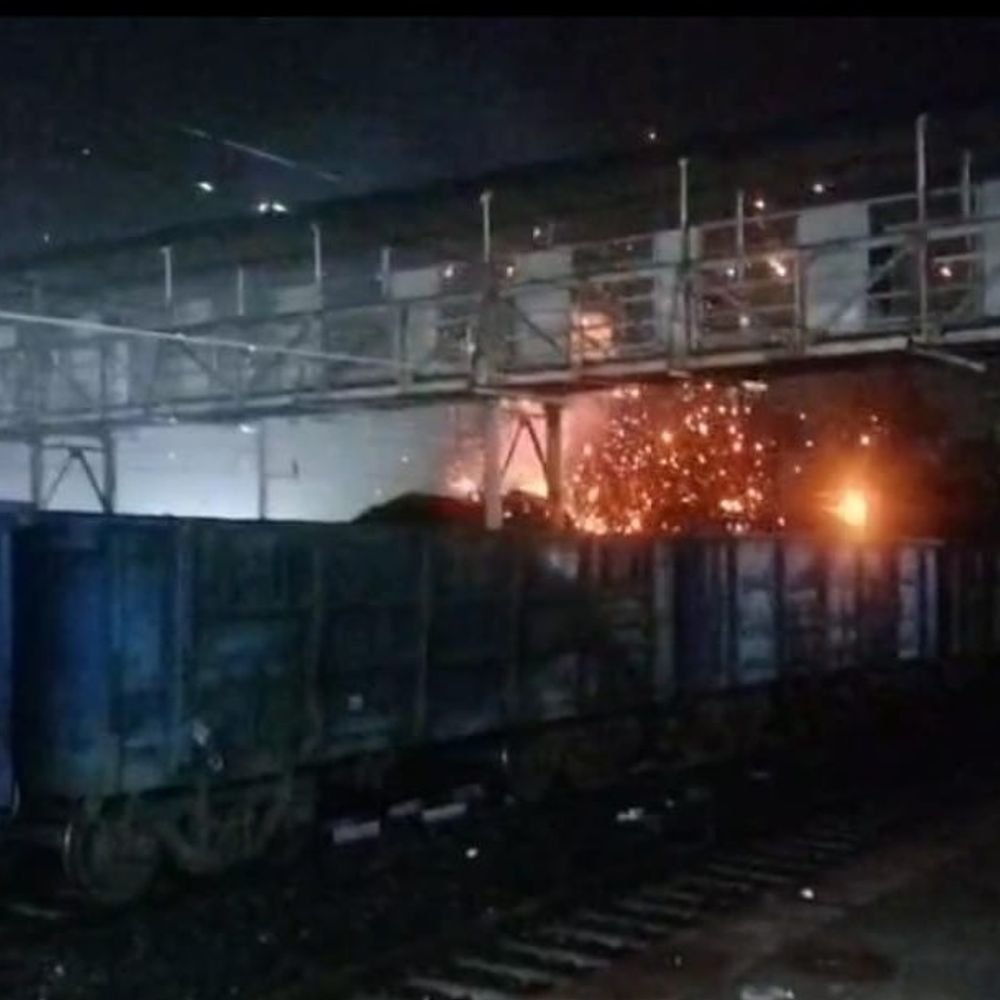 overloaded-freight-train’s-coal-hits-high-tension-line:sparks-erupt-at-anuppur-station-as-wires-snap-and-fall-on-tracks;-power-outage-delays-multiple-trains