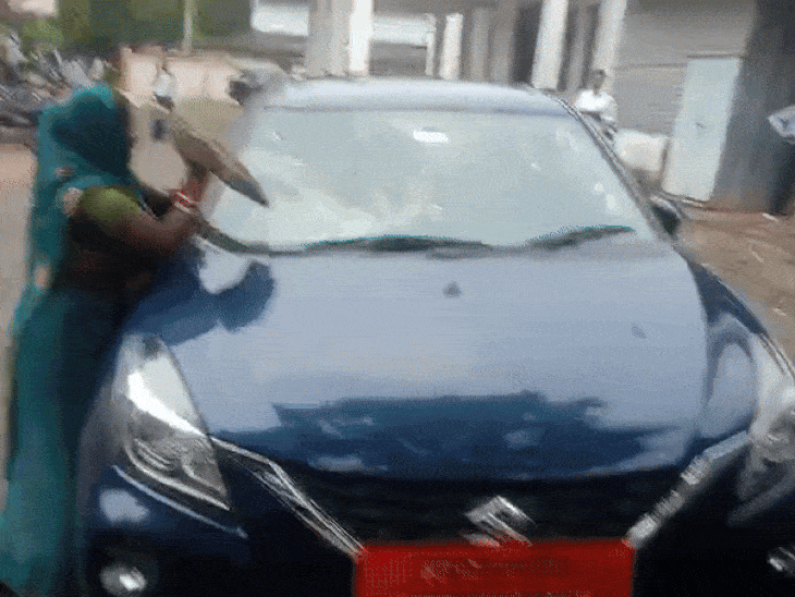 sagar-woman-attacks-janpad-panchayat-member’s-vehicle-with-rock:smashes-windows-and-bonnet;-claims-land-records-were-altered