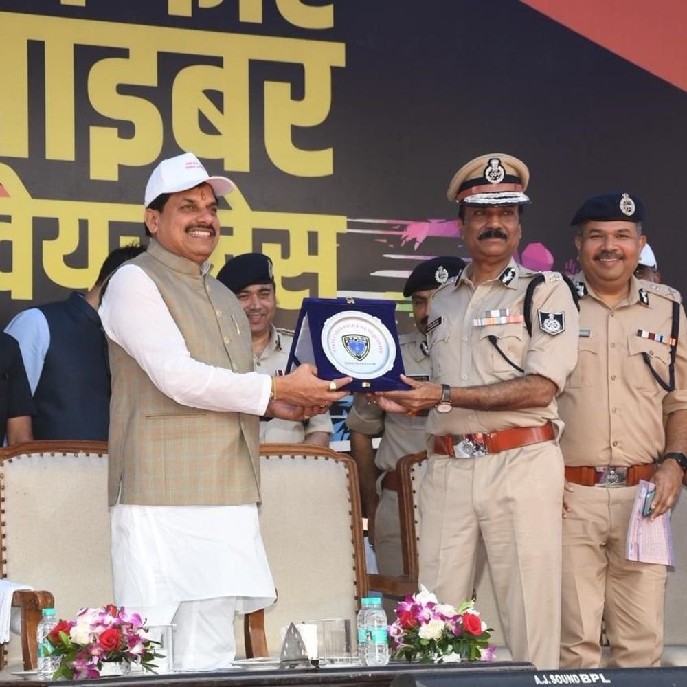 mp-police-organises-cyber-awareness-run-2025:event-held-to-mark-end-of-national-cyber-awareness-month;-cm-yadav-flags-off-marathon