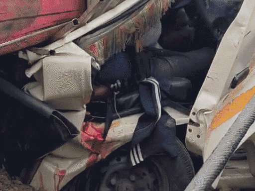 crane-falls-from-under-construction-overbridge-in-pithampur:2-pickup-vehicles-crushed;-rescue-efforts-underway-to-pull-out-trapped-people