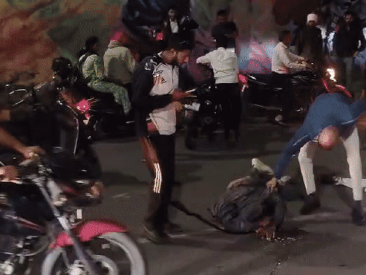 college-bus-runs-over-two-friends-in-indore:one-dies-after-bus-crushes-his-head,-other-injured;-angry-locals-thrash-driver-before-handing-him-over-to-police
