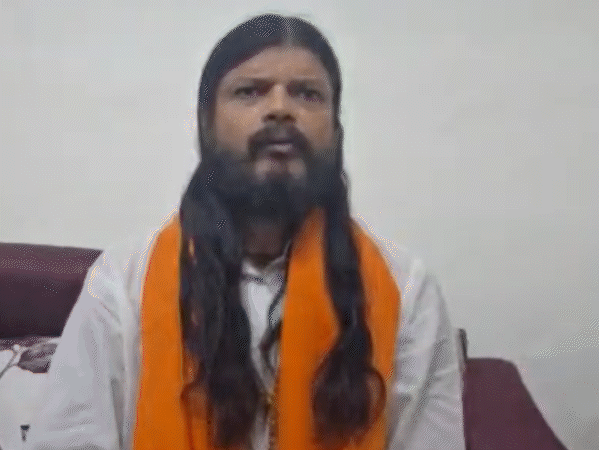 kinnar-akhara-founder-reacts-to-mamta’s-statement:calls-mamta-kulkarni-and-laxmi-narayan-‘420’,-expels-them-in-ujjain,-says-they-wear-fake-saffron-robes