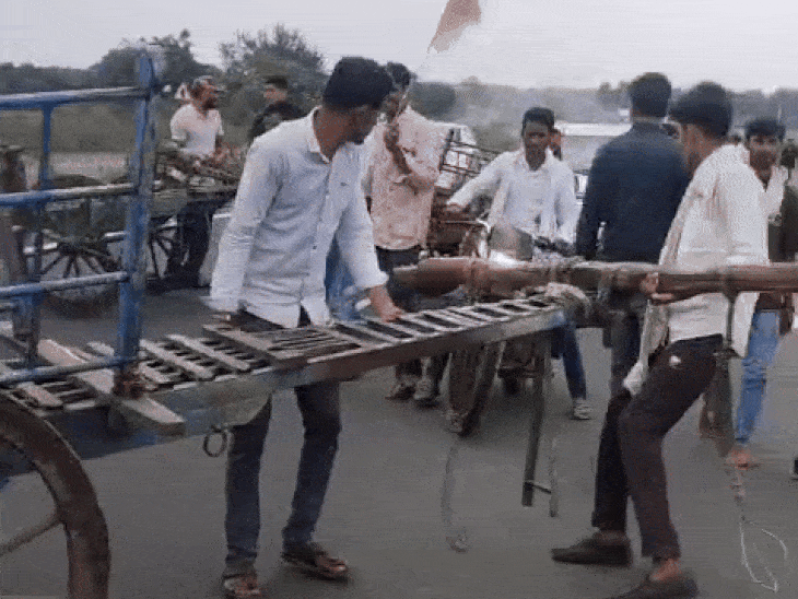 farmers-block-khandwa–indore-highway-over-unpaid-crop-insurance-claims:place-sugarcane-bundles,-bullock-carts-across-road;-say,-‘govt-also-reduced-onion-prices’