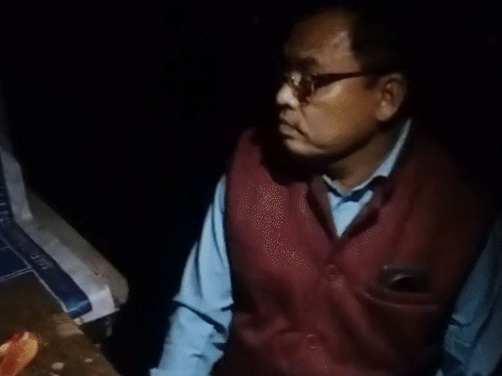 principal-caught-hosting-liquor,-non-veg-party-at-bina’s-sandipani-school:people-spot-them,-lock-institute-gate;-accused-thrash-villagers,-flee-through-back-route