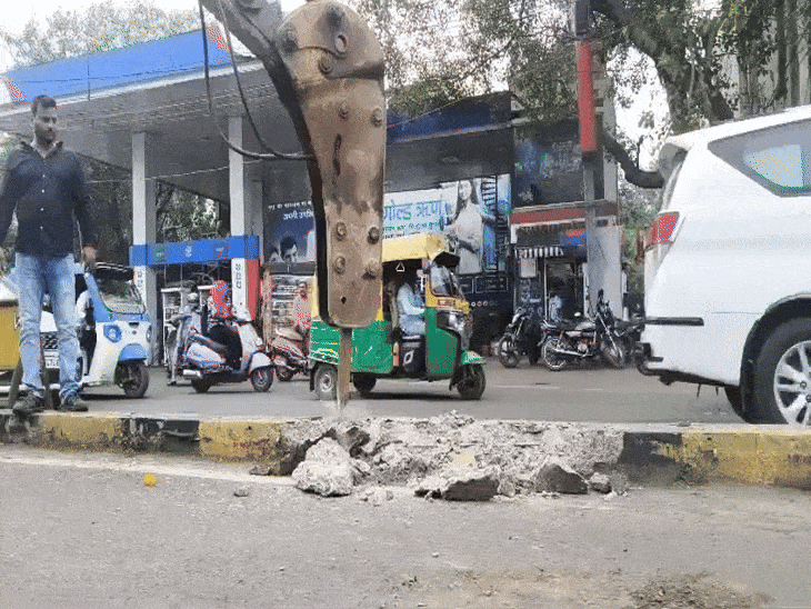 brts-dismantling-begins,-indore-plans-wider-roads:mayor-says-bus-service-will-continue-seamlessly,-plans-night-time-removal-work-to-reduce-disruption