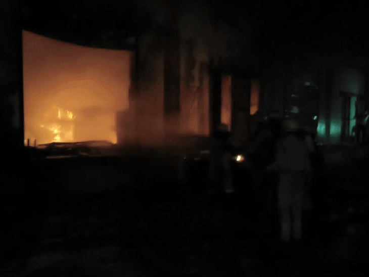 massive-fire-at-indore-chemical-storage-unit-leaves-2-dead:4-fire-tenders-deployed-to-control-blaze;-officials-cite-safety-negligence