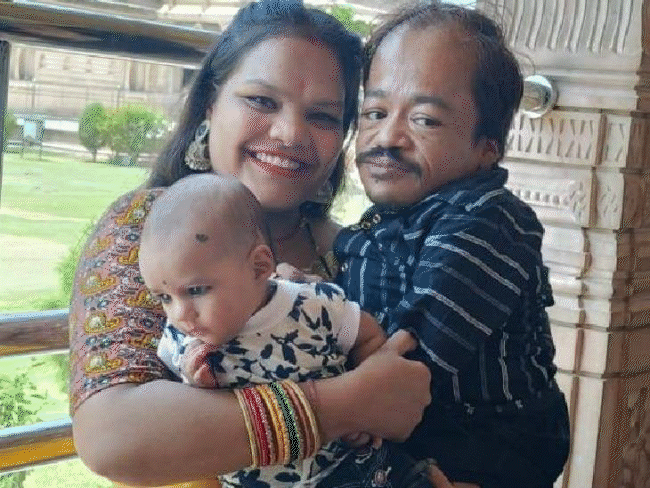 ujjain-woman-fell-in-love-with-2.5-ft-tall-rohit:carries-husband-in-her-arms;-couple-eloped-and-married-without-family’s-consent