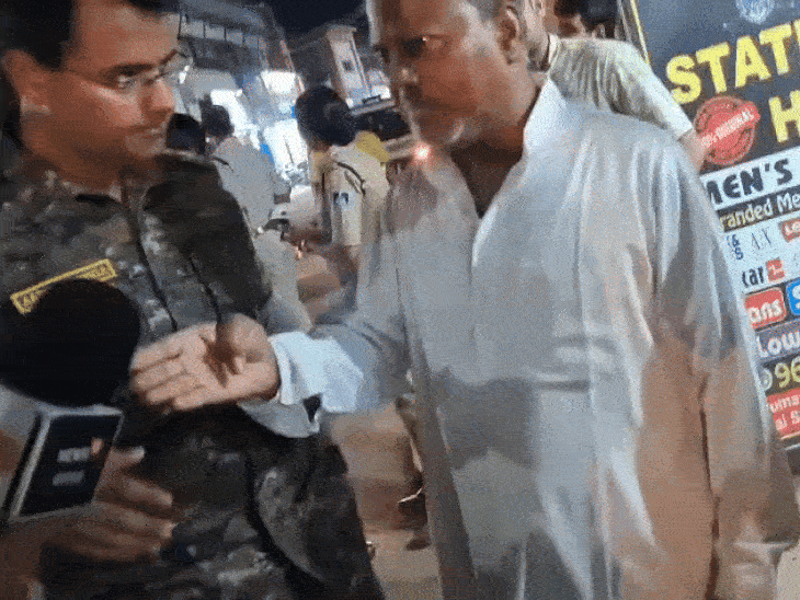 balaghat-sp-fines-former-mla-for-helmet-violation:heated-argument-erupts-during-late-night-inspection;-officer-seizes-bike-after-leader-refuses-to-pay-challan-amount