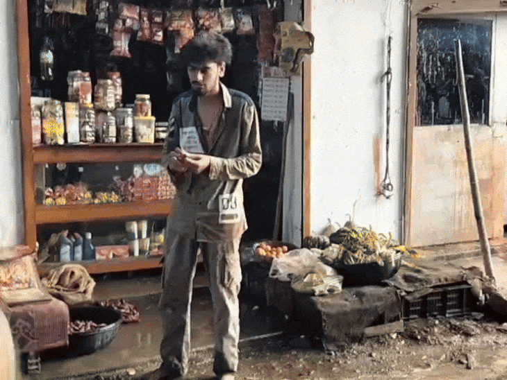 assailants-attempt-to-burn-shopkeeper-alive-in-satna:video-shows-2-men-pouring-petrol-and-torching-grocery-shop;-police-launch-manhunt