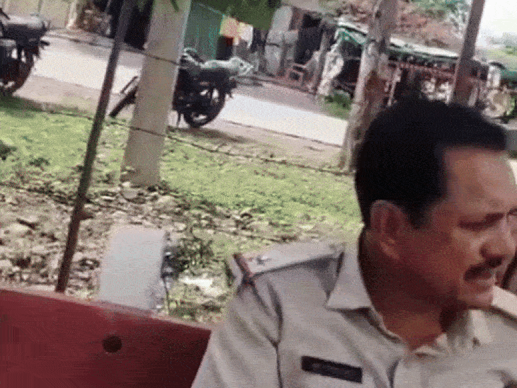shajapur-asi-caught-on-camera-demanding-bribe:claims-money-goes-to-sp-and-adpo-in-serious-cases;-sp-orders-immediate-line-attachment
