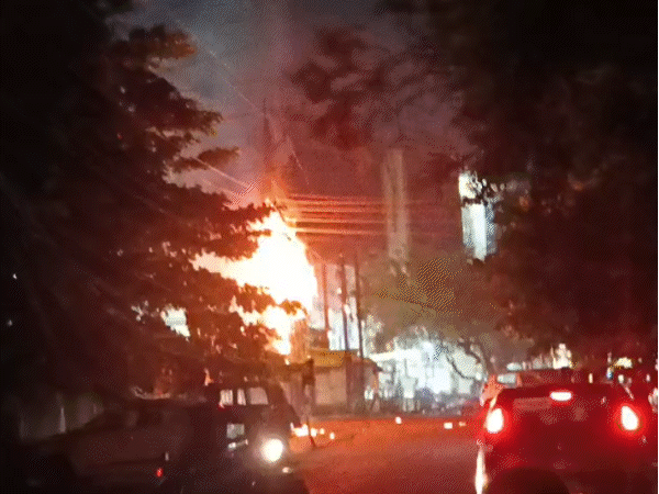 fire-breaks-out-near-vishal-mega-mart-in-bhopal:chaos-among-shoppers-passers-by-as-power-lines-snap-and-fall-on-road