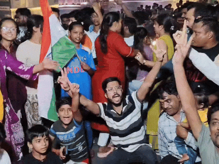 rajwada-glows-as-indore-celebrates-women’s-world-cup-victory:celebrations-fill-streets,-fireworks-light-city-skies;-hearing-impaired-girls-take-pledge-to-play-for-india