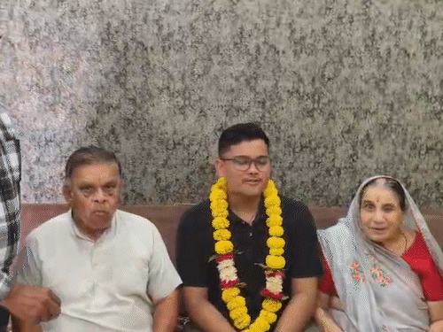 mukund-from-mp-tops-all-india-ca-exam:scores-500-out-of-600-in-final;-son-of-a-stationery-shop-owner-brings-pride-to-dhar-district