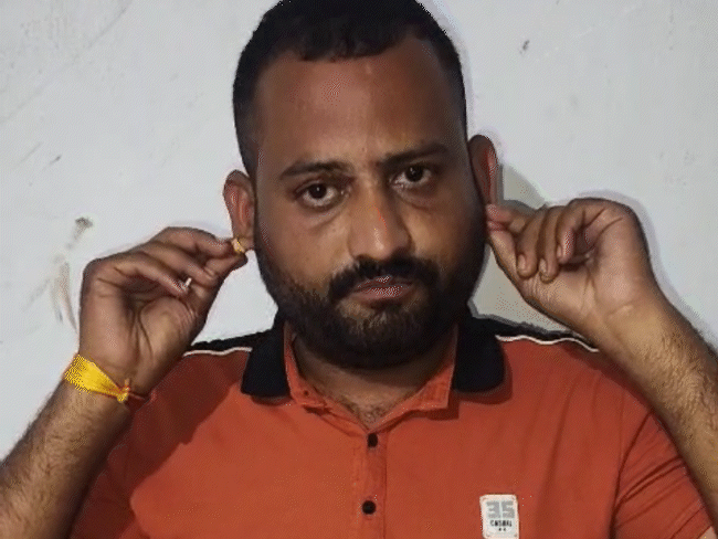 bjp-leader-caught-for-firing-celebratory-shots-in-indore:apologizes-at-police-station,-promises-not-to-repeat-act-after-clip-goes-viral